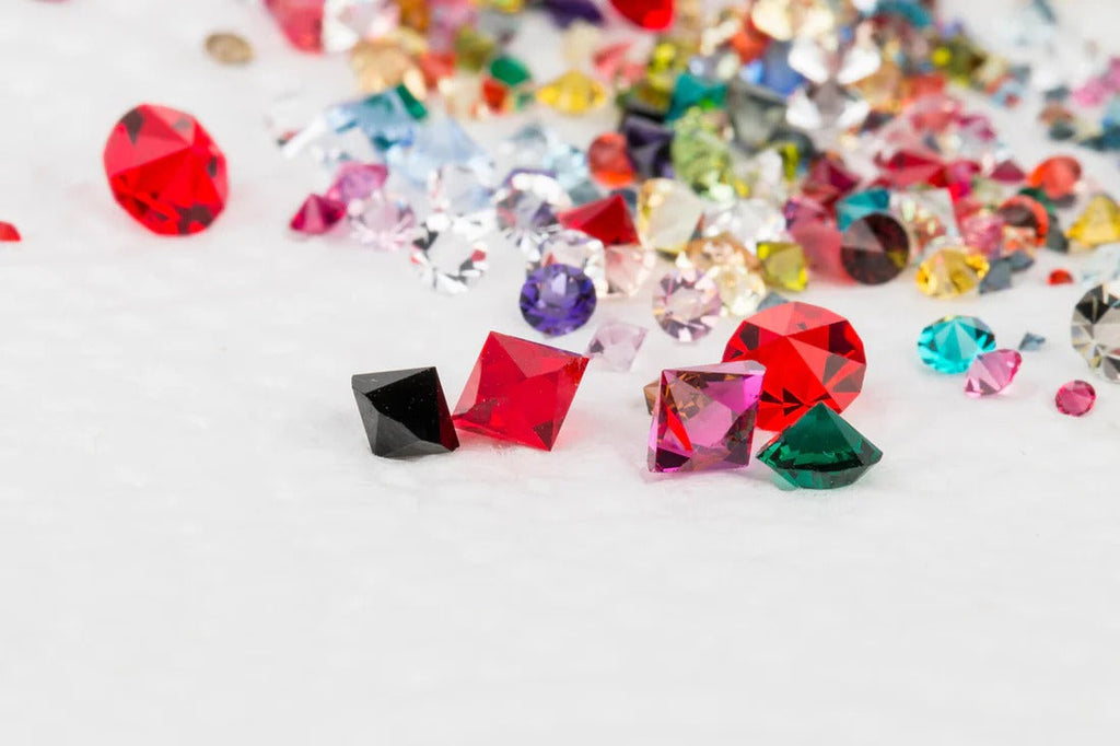 【カラーストーン】宝石の品質の見方・選び方を解説。なぜ誕生石がプレゼントで喜ばれるの？
